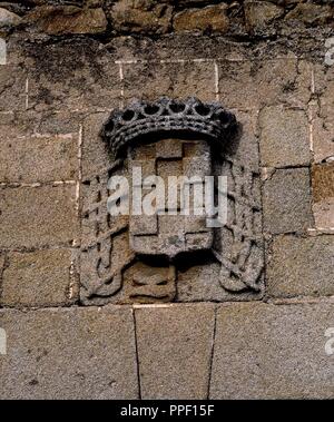 ESCUDO DE ALBA EN LA PUERTA DE ACCESO AL CLAUSTRO DEL PALACIO DE SOTOFERMOSO - SIGLO XVI. Lage: PALACIO DE SOTOFERMOSO. ABADIA. CACERES. Spanien. Stockfoto