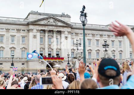 Königliche Familie auf dem Balkon am Buckingham Palace und den Menschenmassen auf der Mall während des 100-jährigen Jubiläums der Royal Air Force Stockfoto