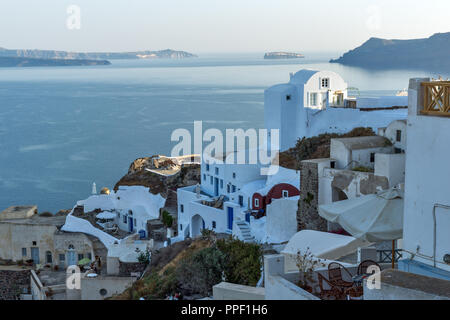 SANTORINI, Griechenland - Mai 4, 2013: Sonnenuntergang in der Stadt von Oia, Santorin, Thira, Kykladen, Griechenland Stockfoto
