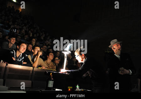 Magische Chemie Vorlesung an der Technischen Universität München (TUM) unter dem Motto "ChemiPotter@TUMwarts'. Professor für Anorganische Chemie Thomas Fässler auf der rechten Seite. Stockfoto