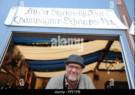 Kellner auf dem Oktoberfest, Wolfgang Herzkasperl Zeilnhofer-Rath vor dem Zelt am 3. Oktober 2013 in München, Deutschland Stockfoto