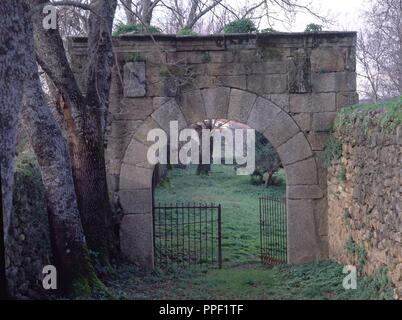 PUERTA DE ENTRADA AL JARDIN DEL PALACIO DE SOTOFERMOSO RENACENTISTA - SIGLO XVI. Lage: PALACIO DE SOTOFERMOSO. ABADIA. CACERES. Spanien. Stockfoto