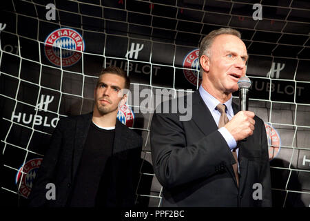 FC Bayern Vorstand Karl-Heinz Rummenigge (rechts) und footbal Spieler Philipp Lahm. Präsentation der exklusiven FC Bayern München fan Uhren in der Hublot shop in Maximilian Straße, München, Deutschland Stockfoto