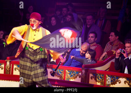 Leistung für einen guten Zweck bei der "Clowns ohne Grenzen" Gala im Zirkus Roncalli im Viehhof, München, Deutschland. Im Publikum FC Bayern Trainer Pep Guardiola mit seiner Tochter Valentina. Stockfoto