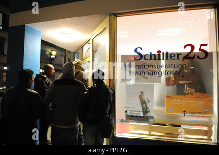 Die "Schiller 25" beratungszentrum in der bodelschwingh Haus des Evangelisches Hilfswerk an der Ecke Schillerstraße/Landwehrstraße bietet Hinweise zur Migration für die Obdachlosen, vor allem aus dem Ost- und Südeuropa. Im Winterhalbjahr kalten Notunterkünfte der Stadt München angeboten. Stockfoto