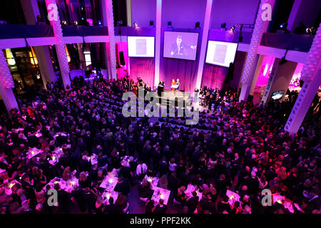 Ereignis 'Freunde der Pinakothek der Moderne" in der Rotunde des Museum. Kunstauktion der PdM zu profitieren. Unter dem Motto 'Let's Party für ein Stück Kunst", München, Deutschland Stockfoto