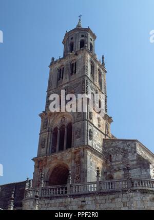 TORRE DE LA GLESIA DE LA ASUNCIÓN DE NUESTRA SEÑORA - SIGLO XVI-RENACIMIENTO Y PLATERESCO ESPAÑOL. Autor: SILOE DIEGO/SALAS JUAN/ANDINO CRISTOBAL. Lage: Iglesia de la Asunción. SANTA MARIA DEL CAMPO. Spanien. Stockfoto