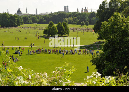 Werbeveranstaltung im Englischen Garten für das 25. BMW International Open: Golf Fachleute an der "T-Time" am monopteros bei der Eröffnung der Jubiläumswoche der in Deutschland die einzige europäische Tour Turnier. Stockfoto