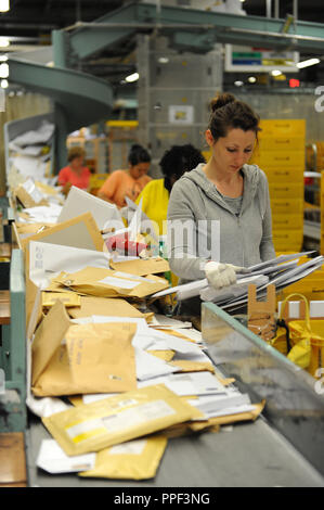 Mitarbeiter im Mail Center der Deutschen Post AG in der Arnulfstraße in München. Stockfoto