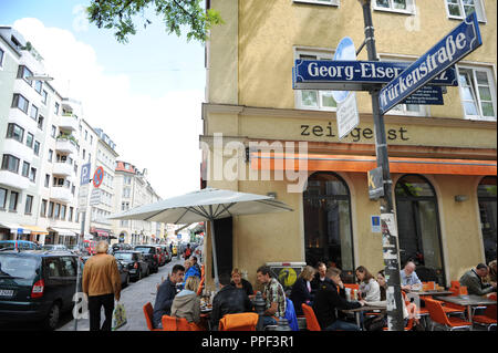 Die Menschen sitzen vor Cafe 'Zeitgeist' in der türkenstraße oder am Georg-Elser-Platz in München Maxvorstadt. Stockfoto