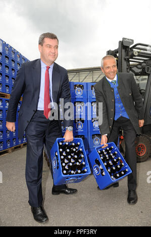 Brauerei Direktor Dr. Michael Moeller (rechts) und der Bayerische Finanzminister Markus Soeder (CSU) mit bierkästen vor das erweiterte Logistikzentrum des Staatlichen Hofbräuhaus auf Riemer Straße in München. Stockfoto