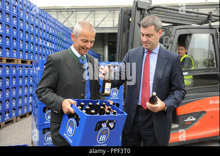 Brauerei Direktor Dr. Michael Möller (links) und der Bayerische Finanzminister Markus Soeder (CSU) mit bierkästen vor das erweiterte Logistikzentrum des Staatlichen Hofbräuhaus auf Riemer Straße in München. Stockfoto