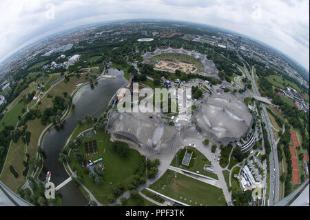 Luftaufnahme der Münchner Olympiaturm mit Blick nach Westen auf den Olympischen Park mit dem olympischen Swim Hall (links), die Olympiahalle (rechts) und dem Olympiastadion (dahinter). Stockfoto