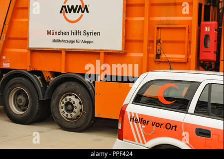 Abfahrt des größten deutschen Hilfskonvoi nach Syrien seit dem Ausbruch der Revolution am 23.06.2013, von der Website der Abfallwirtschaft Corporation München Georg-Brauchle-Ring 29. 5 verworfen, Müllabfuhr und ein Krankenwagen, alle mit Hilfsgütern gepackt, beginnen ihre Reise nach Syrien. Stockfoto