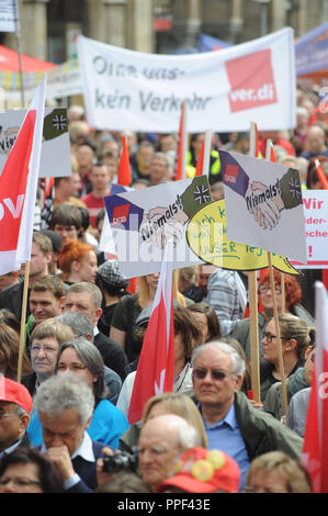 Teilnehmer am zentralen Tag der Kundgebung des DGB auf dem Marienplatz in München. Stockfoto