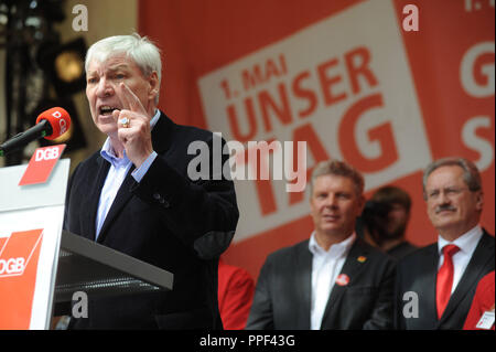 Der DGB-Vorsitzende Michael Sommer spricht an der Zentrale Tag der Kundgebung des DGB auf dem Marienplatz in München. Im Hintergrund, Bürgermeister Christian Ude (rechts) und wirtschaftlichen Berater Dieter Reiter. Stockfoto