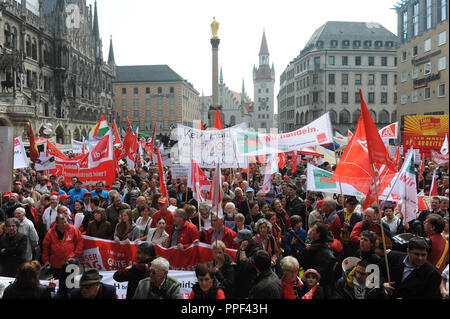 Teilnehmer am zentralen Tag der Kundgebung des DGB auf dem Marienplatz in München. Stockfoto