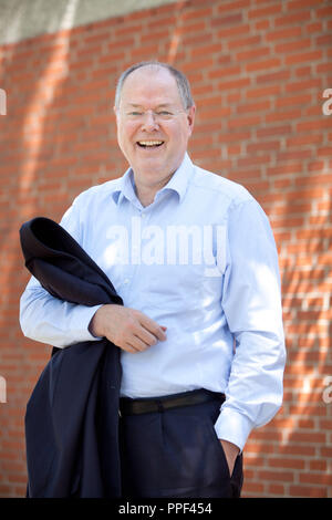 SPD-Kanzlerkandidat Peer Steinbrueck besucht die "Lichtblick Hasenbergl", einer sozialen Organisation für benachteiligte Jugendliche in München. Stockfoto