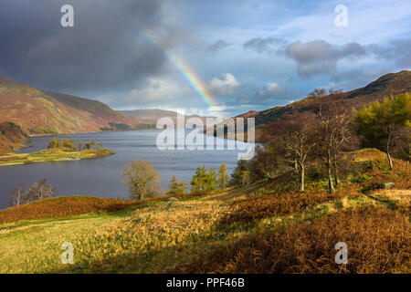 Regenbogen über Haweswater Reservoir im Nationalpark Lake District, Cumbria, England. Stockfoto