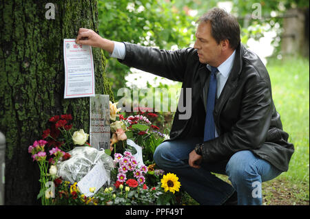 Christian Pipo, Kriminalhauptkommissar (Chief Inspector) an die Mordkommission der Muenchner Polizei, setzt die Polizei rufen für Zeugen an der Szene eines tödlichen Erstechen auf dem Radweg in die Erhardstrasse. Stockfoto