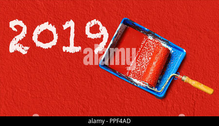 Malwerkzeuge und 2019 text auf rote Wand. Frohes Neues Jahr Stockfoto