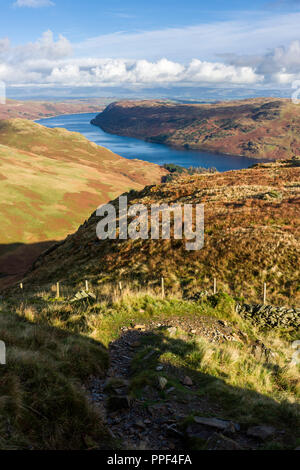 Haweswater Reservoir, aus rauen Felsen im Nationalpark Lake District, Cumbria, England. Stockfoto