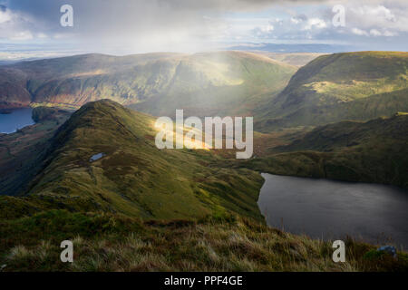 Rauhe Felsen und Blea Wasser von der High Street im Nationalpark Lake District, Cumbria, England. Stockfoto