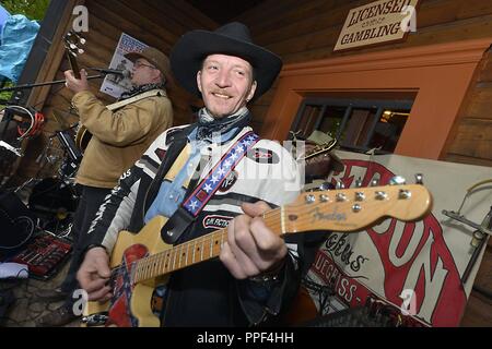 Tag der Offenen Tür zum 100-jährigen Jubiläum des Cowboy Club München. Das Bild zeigt die Leistung einer Band. Stockfoto