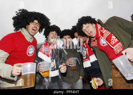 UEFA Champions League Finale 2013: die Fans des FC Bayern München an der public viewing der Champions League Finale gegen Borussia Dortmund auf der Theresienwiese in München. Stockfoto