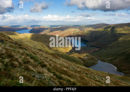 Haweswater Reservoir und kleinen Wasser aus Mardale Kranke Bell im Nationalpark Lake District, Cumbria, England. Stockfoto