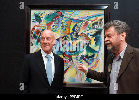 Der Architekt Sir Norman Foster (links) mit Museum Direktor Helmut Friedl vor einem Kandinsky Malerei. Stockfoto