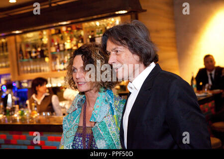 Dr. Hans Wilhelm Mueller-Wohlfahrt und seine Frau Karin an der Opening Party des Restaurants "kufflers California Kitchen" in das Gebäude der ehemaligen Residenzpost am Max-Joseph-Platz in München. Karin Mueller-Wohlfahrt hat mit Werken der Kunst in das neue Restaurant dekorieren beigetragen. Stockfoto