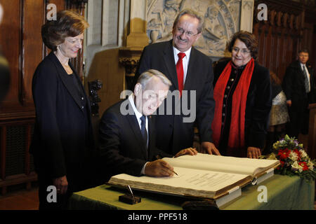 Die Premierminister der Französischen Republik Jean-Marc Ayrault bei einem Besuch in München: Das Bild zeigt ihn in das Goldene Buch der Stadt Unterzeichnung, hinter ihm Oberbürgermeister Christian Ude und seine Frau Edith von Welser-Ude (rechts). Stockfoto