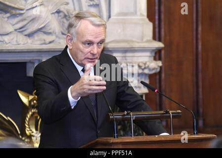 Die Premierminister der Französischen Republik Jean-Marc Ayrault bei einem Besuch in München: Das Bild zeigt ihn in seiner Ansprache bei der Unterzeichnung in das Goldene Buch der Stadt. Stockfoto