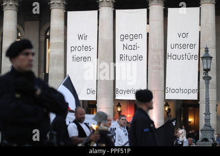 Die Staatsoper und die Residenz Theater Protest gegen einen neo-nazi-März. Die Rechtsextremisten der Jahrestag des Todes eines ihrer Kameraden gedenken, Reinhold Elstner, der sich auf Feuer im Jahr 1995 gegen die Wehrmachtsausstellung zu protestieren. Über dem Eingang der Oper gibt es lange weiße Tücher mit der Aufschrift "Wir protestieren gegen NS-Rituale vor unserer Haustür - die Bayerische Staatsoper." Stockfoto