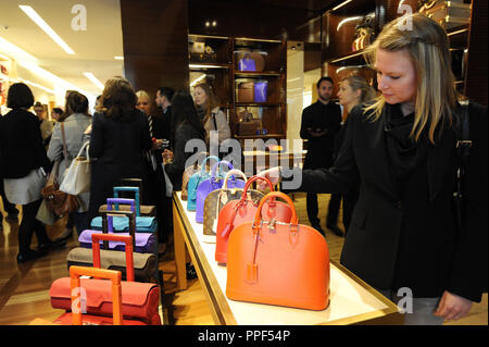 Eröffnung des Louis Vuitton store in der Residenzstraße. Kunden bewundern Taschen. Stockfoto