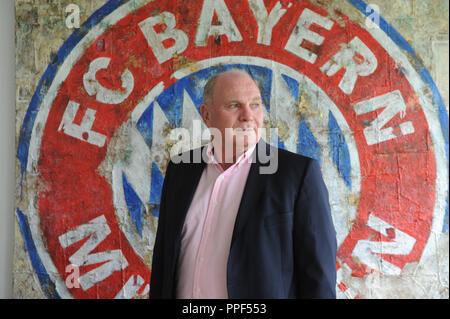 Uli Hoeneß, Präsident des FC Bayern München, in seinem Büro in der Saebener Straße. Stockfoto
