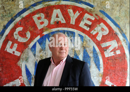 Uli Hoeneß, Präsident des FC Bayern München, in seinem Büro in der Saebener Straße. Stockfoto