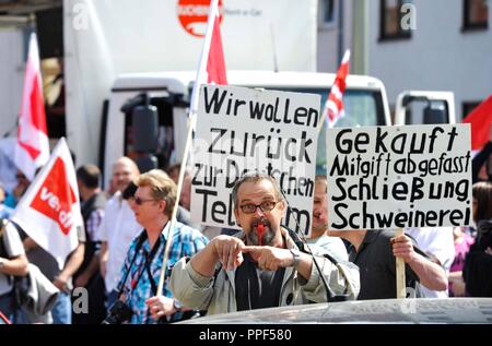 Die Gewerkschaft Verdi rief zum Protest gegen die geplante Betriebsstillegung während einer Besprechung bei Nokia Siemens Networks (NSN). Das Bild zeigt die Teilnehmer einer Demonstration zum Hauptquartier der deutsch-finnische Joint Venture. Stockfoto