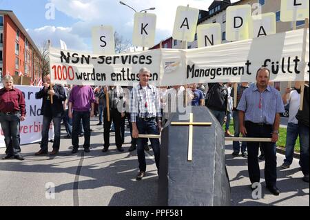 Die Gewerkschaft Verdi rief zum Protest gegen die geplante Betriebsstillegung während einer Besprechung bei Nokia Siemens Networks (NSN). Das Bild zeigt die Teilnehmer einer Demonstration zum Hauptquartier der deutsch-finnische Joint Venture. Stockfoto