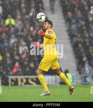 Maty Ryan von Brighton leitet den Ball klar von Harry Kane der Sporen während der Premier League Match zwischen Brighton und Hove Albion und Tottenham Hotspur im American Express Community Stadion, Brighton, 22 Sept 2018 Redaktionelle Verwendung nur. Kein Merchandising. Für Fußball Bilder FA und Premier League Einschränkungen Inc. kein Internet/Mobile Nutzung ohne fapl Lizenz - für Details Kontakt Fußball Dataco Stockfoto