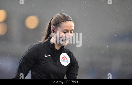 Schiedsrichterassistent Sian Massey-Ellis während der Premier League Match zwischen Brighton und Hove Albion und Tottenham Hotspur im American Express Community Stadion, Brighton, 22 Sept 2018 Redaktionelle Verwendung nur. Kein Merchandising. Für Fußball Bilder FA und Premier League Einschränkungen Inc. kein Internet/Mobile Nutzung ohne fapl Lizenz - für Details Kontakt Fußball Dataco Stockfoto