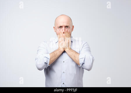 Porträt eines jungen schockiert für den Mund mit Händen Stockfoto