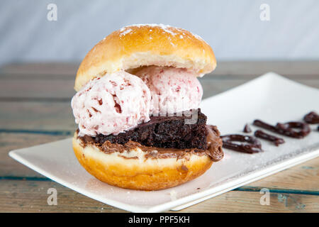 Erdbeere donut Ice Cream Sandwich Nahaufnahme Stockfoto