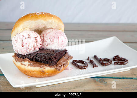 Erdbeere donut Ice Cream Sandwich Stockfoto