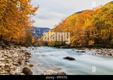 Alte steinerne Brücke in Klidonia Zagoria, Epirus, Westgriechenland. Dieser Bogen Brücke mit länglichen Arch 1853. (Soft Focus) Lange mit ND Exposition f Stockfoto