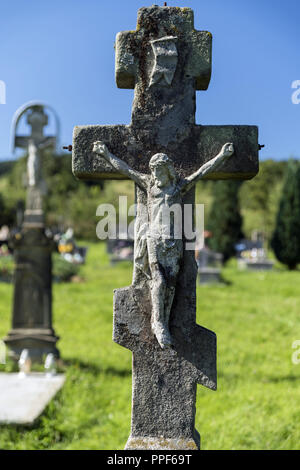 Alte, Zement Kreuz auf dem orthodoxen Friedhof. Ein Zeichen zu widersetzen. Stockfoto
