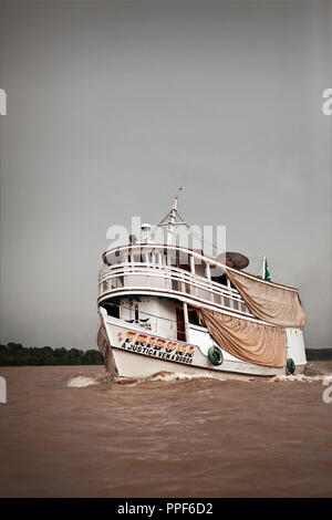 Der Gerichtshof Schiff "tribuna" mit voller Geschwindigkeit in den Amazonas Delta Brasilien. Alle zwei Monate das Schiff nimmt sich das Recht zu den abgelegenen Dörfern am Amazonas. Stockfoto