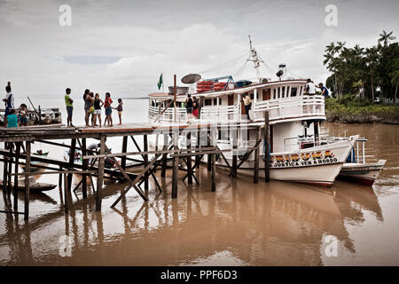 Der Gerichtshof Schiff "tribuna" mit voller Geschwindigkeit in den Amazonas Delta Brasilien. Alle zwei Monate das Schiff nimmt sich das Recht zu den abgelegenen Dörfern, wie hier in Itamatatuba auf dem Amazonas. Stockfoto