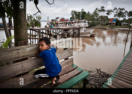 Der Gerichtshof Schiff "tribuna" mit voller Geschwindigkeit in den Amazonas Delta Brasilien. Alle zwei Monate das Schiff nimmt sich das Recht zu den abgelegenen Dörfern, wie hier in Itamatatuba auf dem Amazonas. Stockfoto